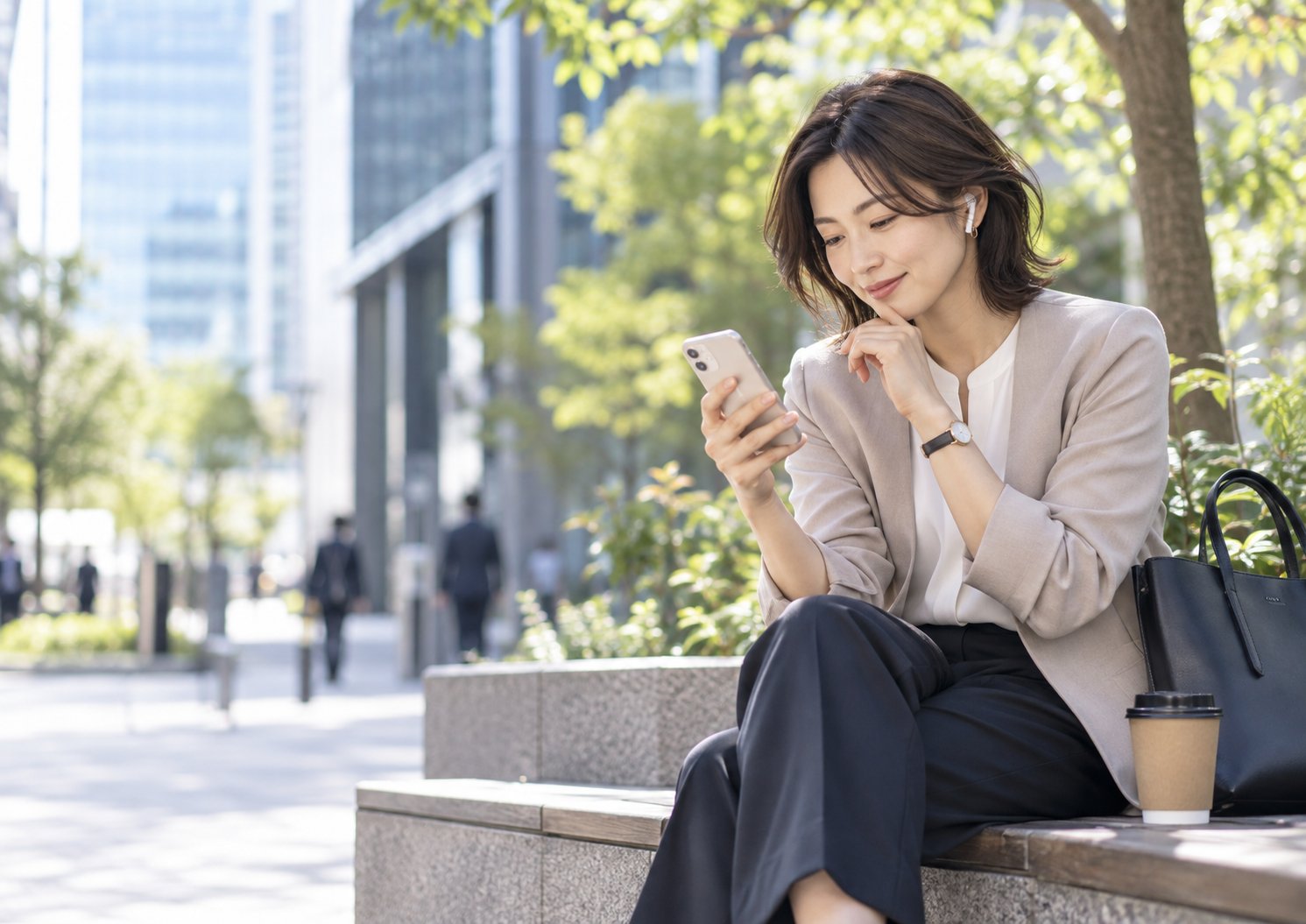急に5分・10分空いた時間にスマートフォンで英語学習をする女性