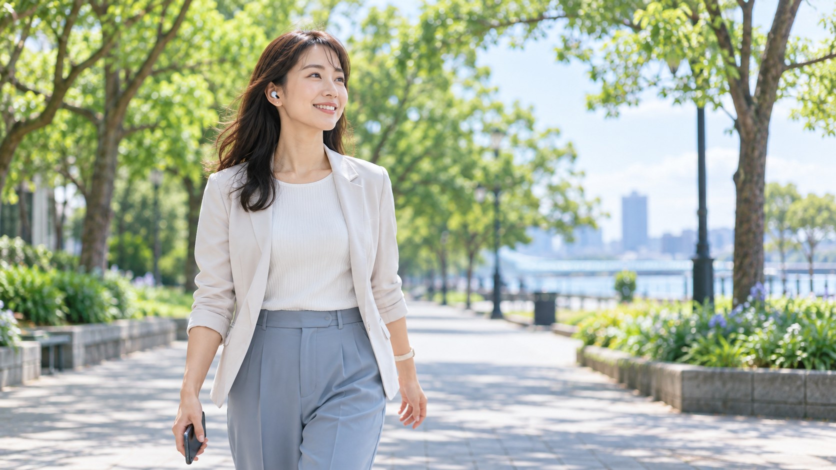 散歩しながら電話で英会話を練習するイメージ